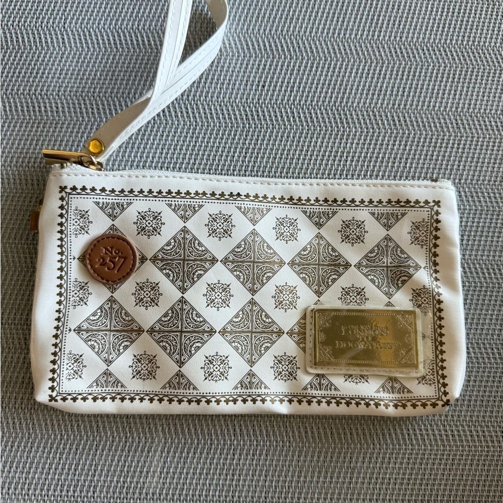 NWOT Universal Studios Wizarding World Of Harry Potter Wristlet Hogwarts London